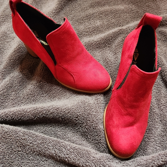 Chic Red Suede Ankle Booties - Picture 1 of 8